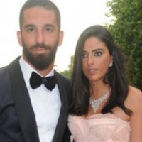 Arda Turan, Aslıhan Doğan'ı takip etti