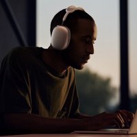 Apple yeni kulaklığı AirPods Max'ı tanıttı