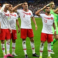 Asker selamı Fransızların zoruna gitti