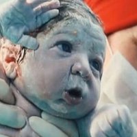 'Asker selamı veren bebek' sosyal medyayı salladı