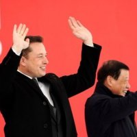Elon Musk Çin’de Tesla fabrikası açtı
