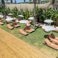 GUESS ve Yuzu Beach, Çeşme'nin En Stil Sahibi Yaz Buluşmasına Bu Sezon da İmza Atıyor
