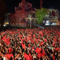 Gaziosmanpaşa'da 200 Bin Kişi Zafer İçin Tek Ses Oldu, Meydanlar İstiklal Marşı İle Yankılandı