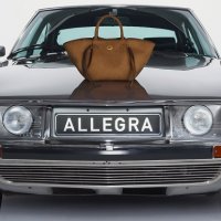 Guess'in İkonik Allegra'sına Yeni Bir Yüz: Maura Higgins 