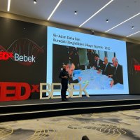 Meme Cerrahı Dr. Cem Yılmaz, TEDxBebek Sahnesinde “Neştersiz Dönüşüm”ü Anlattı