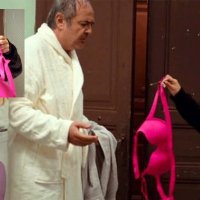 Pembe sütyen sahnesi sosyal medyanın diline düştü!