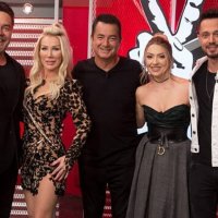 Seda Sayan, O Ses Türkiye'de giydiği kıyafetle göz kamaştırdı