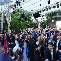 Tarabya İngiliz Okulları'nın Mezuniyet Galası Diplomasi, Eğitim ve Sanat Dünyasını Buluşturdu