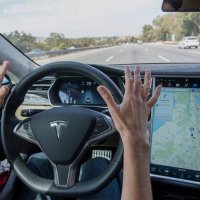 Tesla, çalışanlarını otopilotu kullanmaya teşvik ediyor