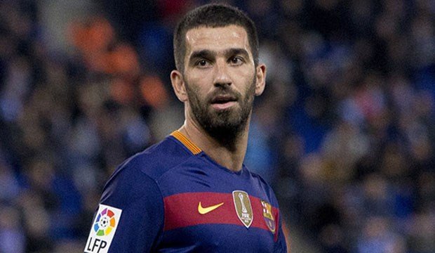 Arda Turan uçakta gazeteciye saldırdı! "Seni uçağa alanın a... k..."