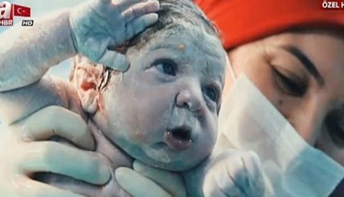 'Asker selamı veren bebek' sosyal medyayı salladı