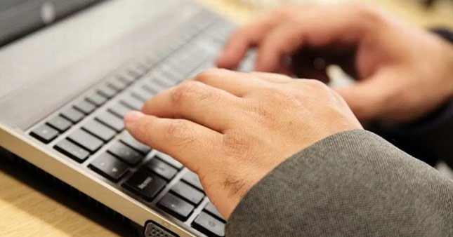 Çevrimiçi geçirilen ortalama zaman günde 6 saat 42 dakika