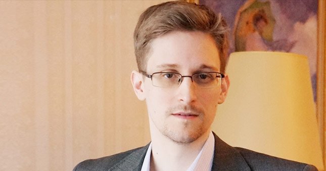 Edward Snowden iPhone kılıfı yapıyor