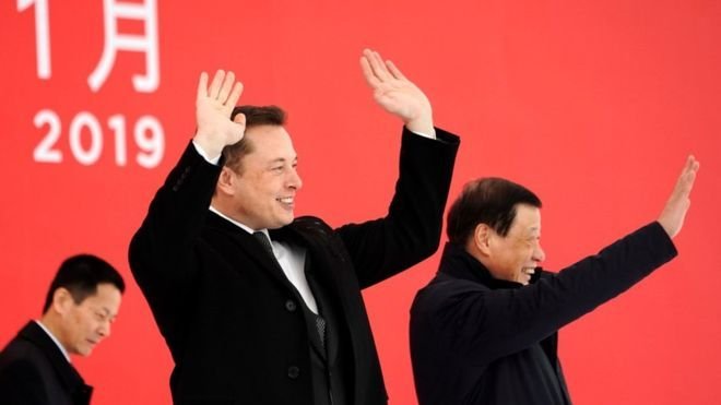 Elon Musk Çin’de Tesla fabrikası açtı