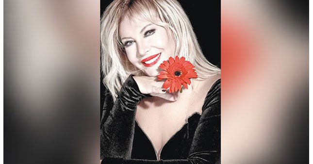 Emel Sayın 70 yaşında
