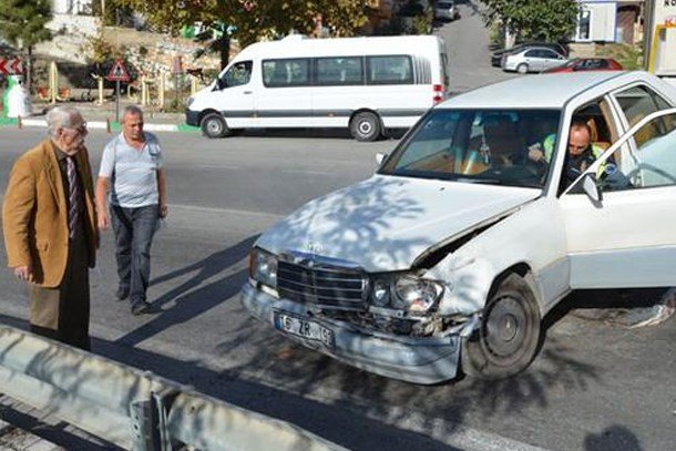 Eşref Kolçak otomobiliyle kaza yaptı!