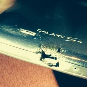 Galaxy S4′ü yanan kullanıcıya HTC'den sürpiz hediye