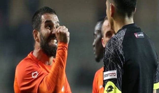 Gazeteci Bilal Meşe'ye saldırdı, hakemi tartakladı!