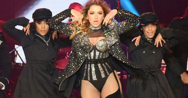 Hadise'nin cesur kıyafeti!
