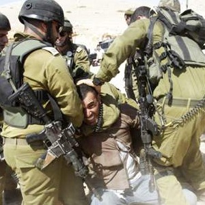 İsrail askerlerinden gazetecilere saldırı