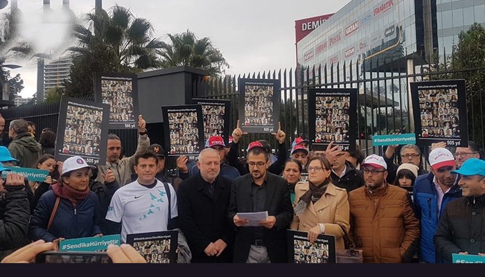 İşten atılanlar Hürriyet binası önünde eylemde!