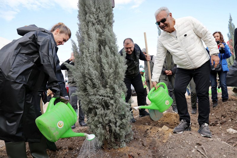 Kampanya Elçisi Burcu Biricik, ALJ Türkiye Ağaçlandırma Seferberliği'nde İzmir'de Fidan Dikti