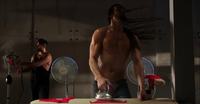 Kaslı erkekli 8 Mart reklamı!