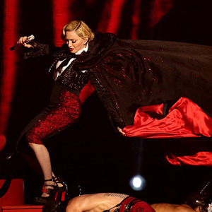 Madonna yere kapaklandı