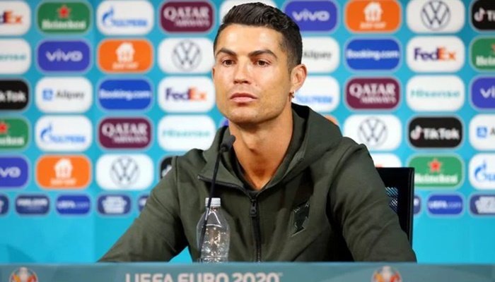 Ronaldo'nun su hamlesinin Coca-Cola'ya bedeli 4 milyar dolar