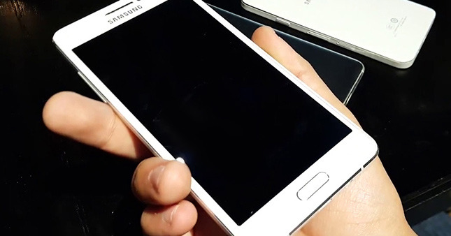 Samsung'dan ince telefon hamlesi