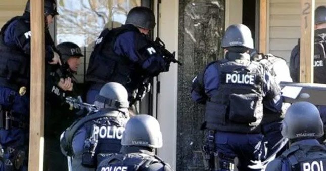 Sosyal medyada öfke kustular, polis evlerini bastı