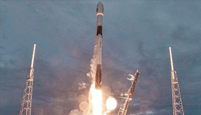 SpaceX, yeni Starlink uydularını uzaya gönderdi