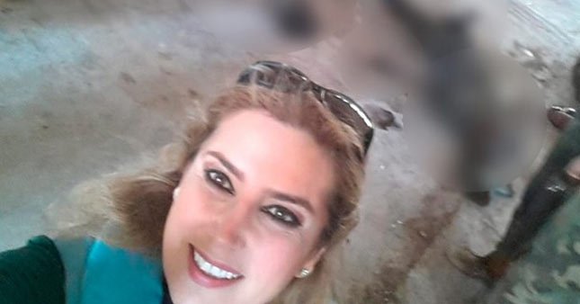 Suriyeli kadın gazeteciden katliam selfiesi!