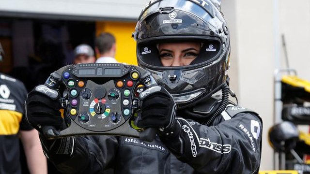 Suudi Arabistan'ın ilk kadın F1 pilotu piste çıktı