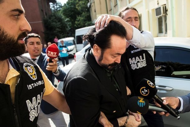 Ünlü gazeteciden 'Adnan Oktar' çıkışı! "Evlerinden binlerce şantaj kaseti çıkabilir!"
