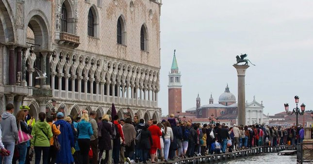 Venedik’in turistlerle savaşı sürüyor