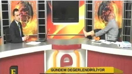 CHP Milletvekili canlı yayında ayağını masaya uzatıp...